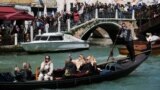 Olaszok tiltakoznak a velencei önkormányzat által kísérleti időre bevezetett regisztrációs és idegenforgalmi díj ellen Velencében 2024. április 25-én. A kevesebb turista kevesebb bevételt jelent, ez pedig sokaknak nem tetszik