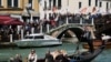 Imagini de la un protest organizat în Veneția, la finalul lunii aprilie, după introducerea taxei de vizitare de 5 euro pe zi.