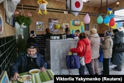 FuMi Caffe е отворено всеки ден за по часа и осигурява безплатна храна на по около 500 жители на Харков.