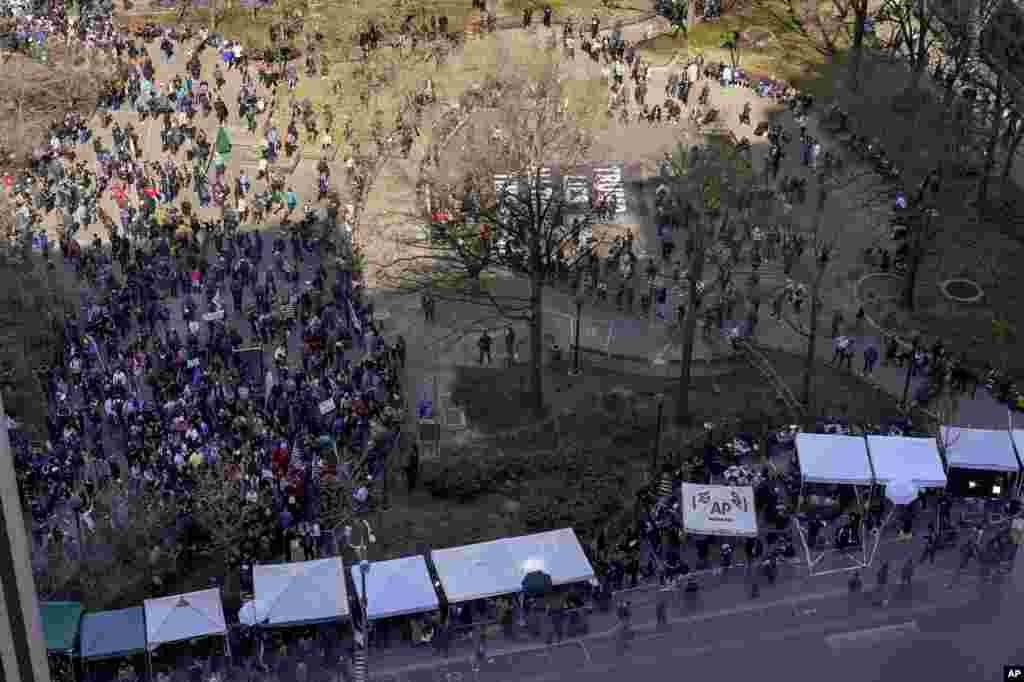 Okupljanje demonstranata u parku kod suda u New Yorku, 4. april 2023.