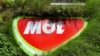 A természetközeliséget szimbolizálva növények között a Mol céglogója egy budapesti benzinkúton 2022. július 17-én