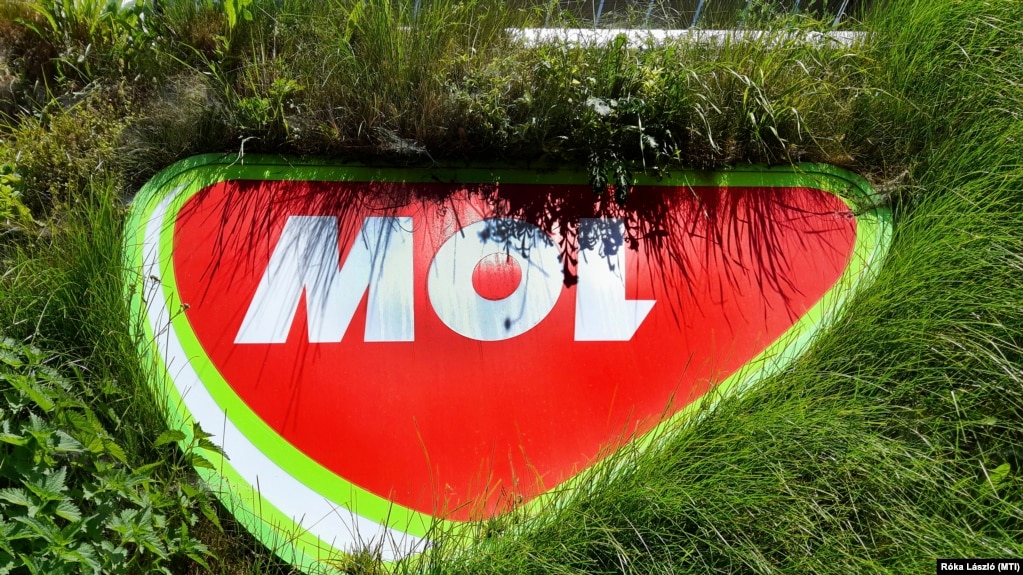 A term&eacute;szetk&ouml;zelis&eacute;get szimboliz&aacute;lva n&ouml;v&eacute;nyek k&ouml;z&ouml;tt a Mol c&eacute;glog&oacute;ja az egyik, napelemekkel is felszerelt &uuml;zemanyagt&ouml;ltő &aacute;llom&aacute;s&aacute;n Budapesten 2022. j&uacute;lius 17-&eacute;n