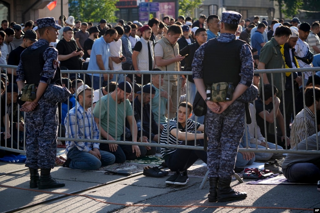 Myslimanët duke pritur për faljen e namazit të Kurban Bajramit në një xhami në Moskë, Rusi, 16 qershor 2024.
