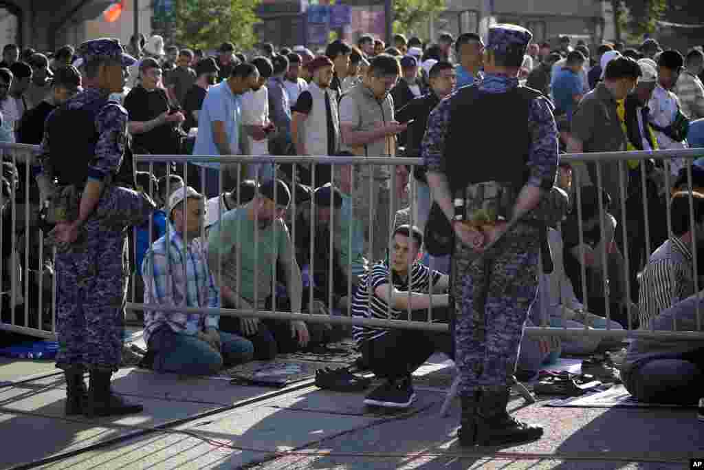 Myslimanët duke pritur për faljen e namazit të Kurban Bajramit në një xhami në Moskë, Rusi, 16 qershor 2024.