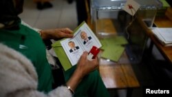 Saýlawlarda häzirki prezident Rejep Taýyp Erdogan bilen oppozisiýadan kandidat Kemal Kylyçdaroglu bäsleşýär.