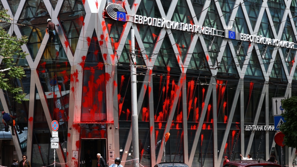 Когато граждани протестират с боя срещу Паметника на Съветската армия