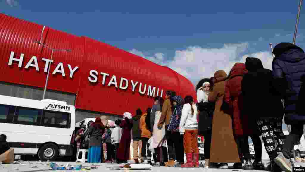 A túlélők gyakran azzal szembesülnek, hogy mindenük odalett. A képen lakóhelyüket elhagyni kényszerült emberek állnak sorban élelemért a Yeni Hatay Stadionban kialakított táborban