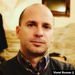 Viorel Roman, psihoterapeut care se ocupă de persoanele cu adicții. Specialistul vede des efectele jocurilor de noroc și ale expunerii populației la tot felul de reclame asupra tinerilor și adulților.