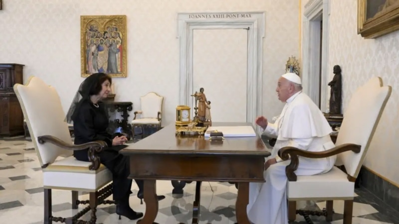 Сиљановска-Давкова на прием кај Папата, средба со Радев нема да има
