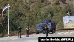 Pjesëtarë të Policisë së Kosovës duke patrulluar pranë Manastirit të Banjskës, dy ditë pas sulmit më 2023. 