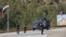 Pjesëtarë të Policisë së Kosovës duke patrulluar pranë Manastirit të Banjskës, dy ditë pas sulmit më 2023. 