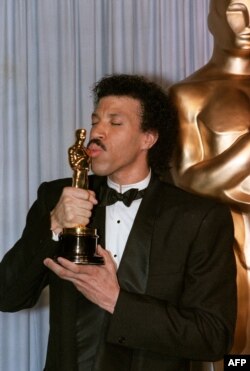  Лайънъл Ричи с премията си Оскар през 1986 година 