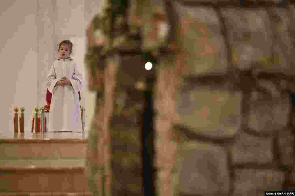 Një vajzë duke u lutur gjatë meshës për Pashkët të mbajtur në Katedralen Nënë Tereza në Prishtinë më 31 mars 2024.&nbsp;