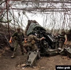Українські артилеристи відбивають штурм піхоти армії Росії на Марʼїнському напрямку