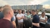 Мэр Краснодара Евгений Наумов и протестующие