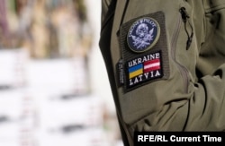 Участник акции по отправке латвийских дронов в Украину во дворе благотворительной организации Ziedot.lv