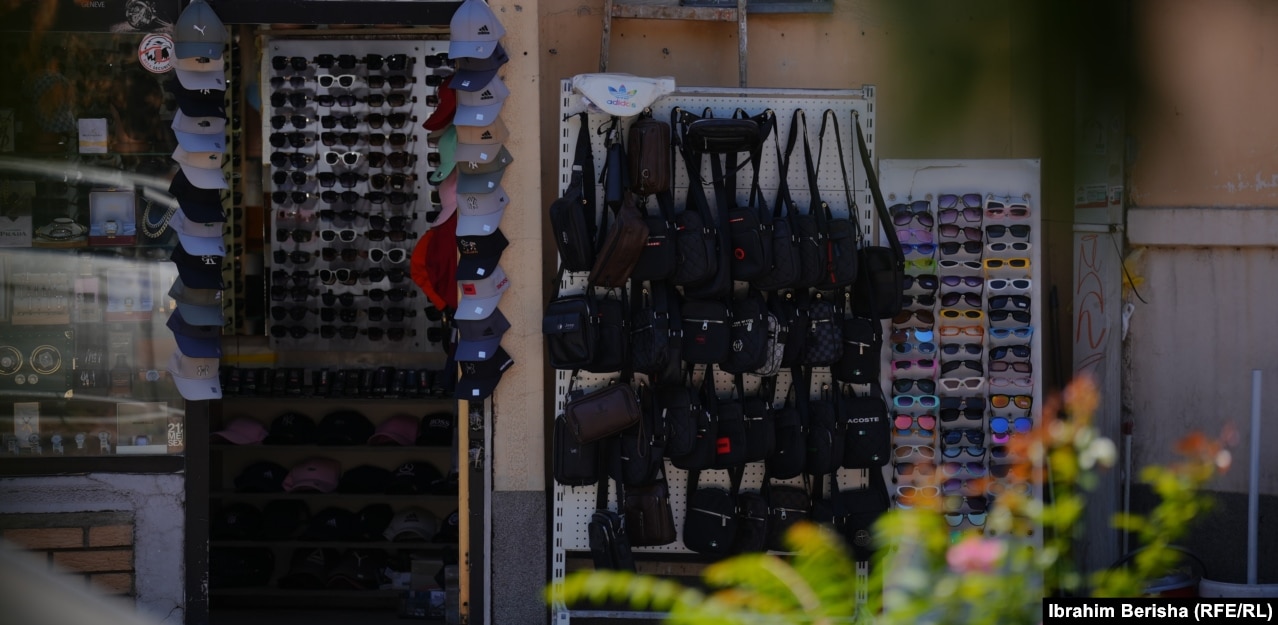 Çanta, kapele e syze të ekspozuara të markave të ndryshme në një dyqan në Prishtinë.