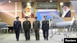 Высшие иранские военачальники, в том числе главнокомандующий Армией Исламской Республики Иран Абдулрахим Мусави и министр обороны Мохаммад-Реза Аштиани, посещают фабрику по производству боевых БПЛА. Точное место съемки неизвестно. 2023 год