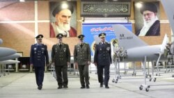 برخی از افسران ارشد نیروهای نظامی ایران در حال بررسی طیاره بدون سرنشین 