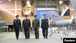 برخی از افسران ارشد نیروهای نظامی ایران در حال بررسی طیاره بدون سرنشین 