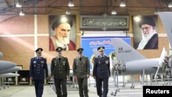 Iráni katonai vezetők egy drónok gyártásával foglalkozó telephelyen 2023. április 20-án