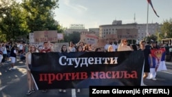 Transparent "Studenti protiv nasilja" na protestu u Beogradu, 8. jula 2023.