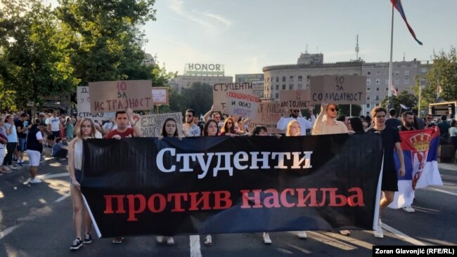 Transparent "Studenti protiv nasilja" na protestu u Beogradu, 8. jula 2023.