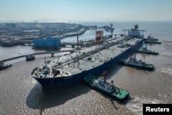 Один из последних китайских мега-танкеров, пришедших с сырой нефтью из Персидского залива после начала войны. "Остров нефтяных терминалов" Вайдяо в провинции Чжэцзян, КНР. 10 марта 2026 года