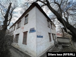 Двухэтажный дом на «красной линии» по улице Елшибек батыра, № 93. Шымкент, 4 марта 2024 года