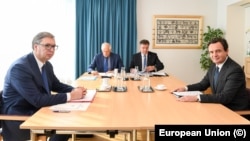 Președintele sârb Aleksandar Vučić (stânga) și prim-ministrul kosovar Albin Kurti (dreapta) se află la Bruxelles pentru discuții supervizate de șeful politicii externe a UE, Josep Borrell (centru stânga).
