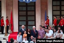 Bivši predsjednik SAD-a Bill Clinton i premijer Albanije Edi Rama poziraju sa djecom nazvanom u Clintonovu čast. 3. jul 2023.