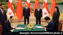 Oficiali georgieni și chinezi semnează la Beijing acordul pentru un parteneriat strategic - iulie 2023.