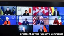 Ілюстраційне фото. Володимир Зеленський (на екрані у верхньому лівому кутку) під час відеозустрічі лідерів «Групи семи» (G7). Київ, 24 лютого 2023 року