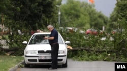 За повеќе локации во Скопје има пријави за паднати дрвја