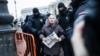 Задержание Людмилы Васильевой на антивоенном митинге в Петербурге 