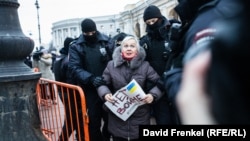 Задержание Людмилы Васильевой на антивоенном митинге в Петербурге 