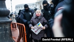 Задержание Людмилы Васильевой на антивоенном митинге в Петербурге