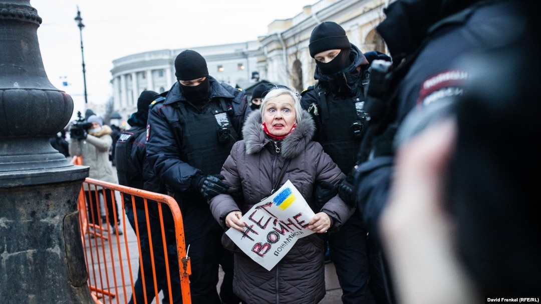 Задержание Людмилы Васильевой на антивоенном митинге в Петербурге