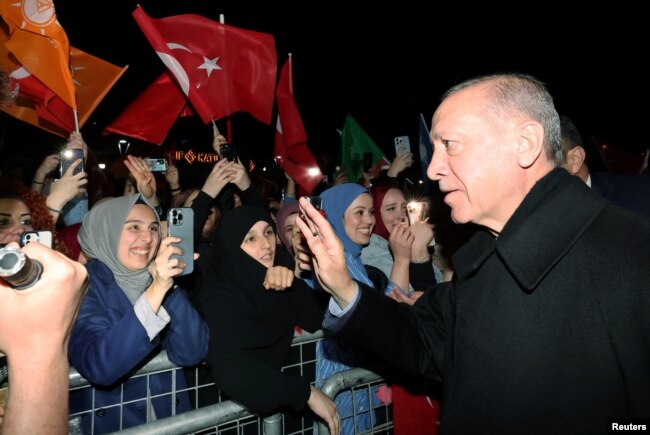 Реджеп Эрдоган общается со своими сторонниками. Стамбул, вечер 14 мая 2023 года