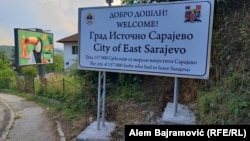 Tabla postavljena na entitetskoj liniji razgraničenja između Sarajeva i Istočnog Sarajeva, 5. juli 2023. godine