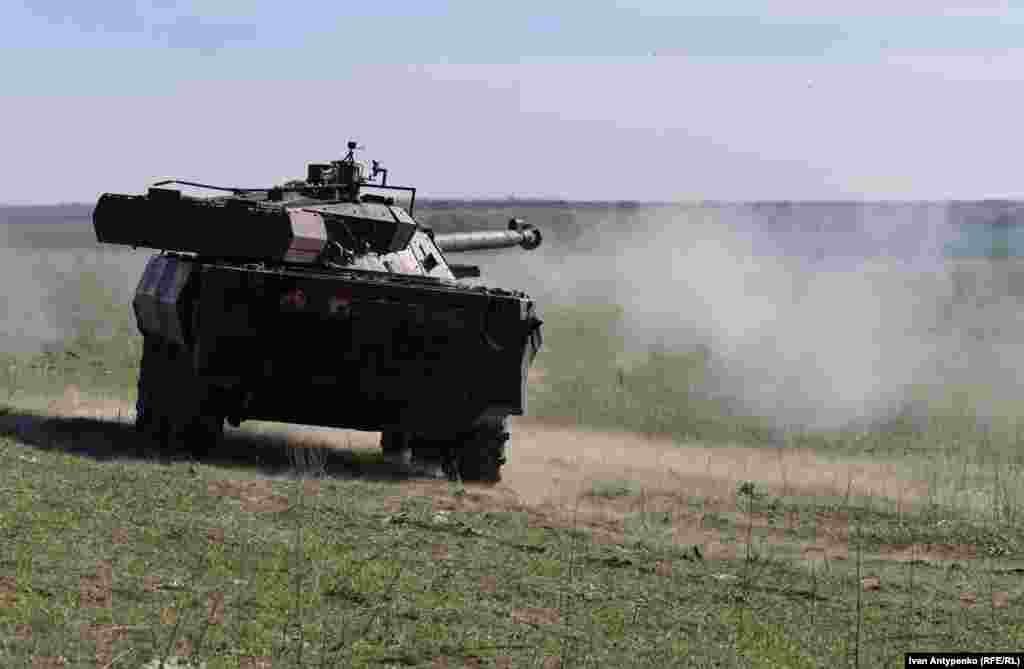 Постріл із 105-мм гармати АМХ-10 RC під час тренувального виїзду на півдні України. Квітень 2024 року