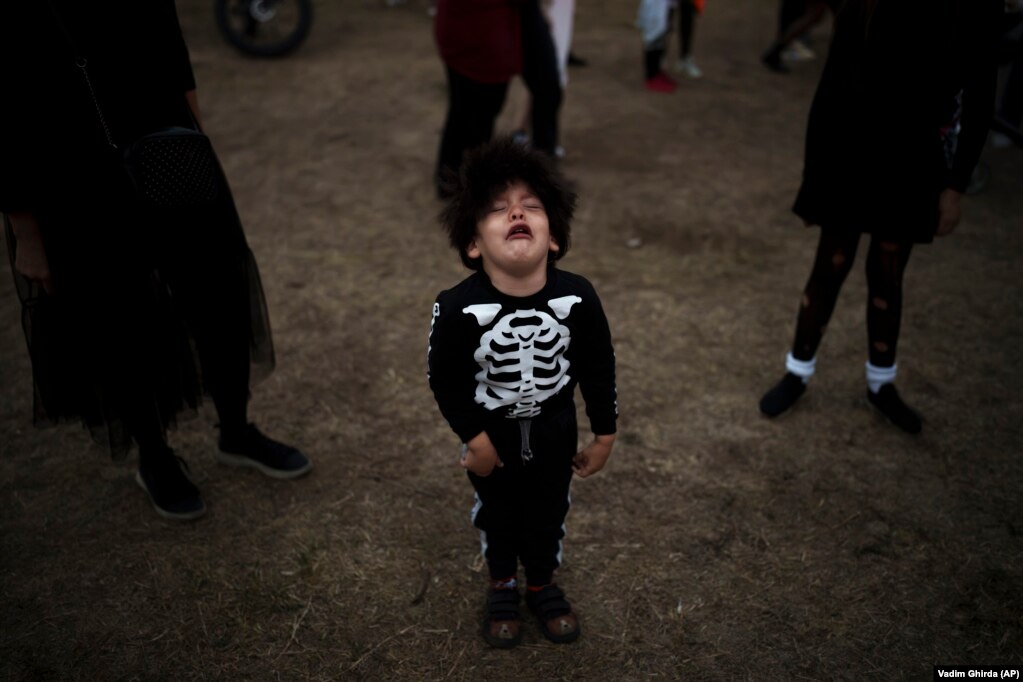 Un ragazzino piange circondato da personaggi inquietanti.  Il West Side Hallo Fest si autodefinisce come il più grande festival di Halloween nell'Europa orientale dalla caduta del comunismo.   