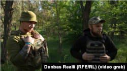 Євген (ліворуч) та Артур, військовослужбовці ЗСУ, воюють на американській гаубиці М777