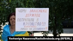 Напис на плакаті з вимогою права на звільнення з військової служби під час акції у Запоріжжі