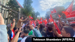 Сторонники Адахана Мадумарова перед зданием Бишкекского городского суда.
