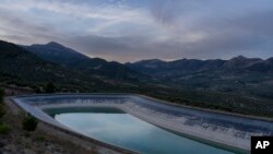 Ribnjak napunjen vodom iz rijeke Arteson kako bi lokalni uzgajivači maslina koristili vodu u južnom gradu Kvesada, Andaluzija, 29. oktobar 2022.