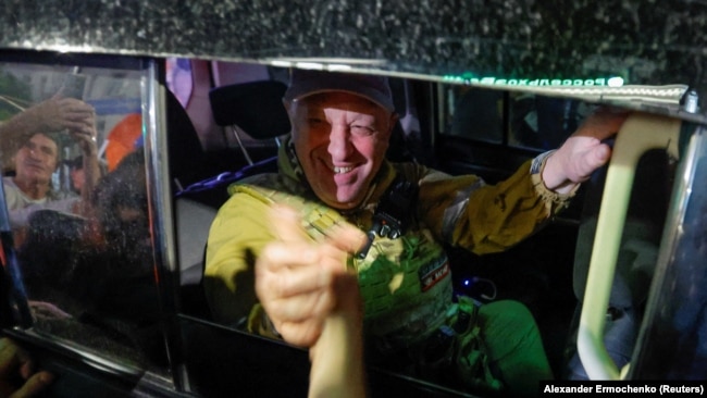 Глава ЧВК "Вагнер" Евгений Пригожин покидает штаб Южного военного округа в Ростове-на-Дону 24 июня 2023 года. Фото: Reuters