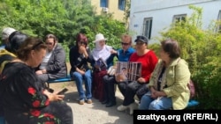 Пришедшие поддержать Думана Мухаммедкарима возле здания суда. Конаев, Алматинская область. 22 мая 2024 года