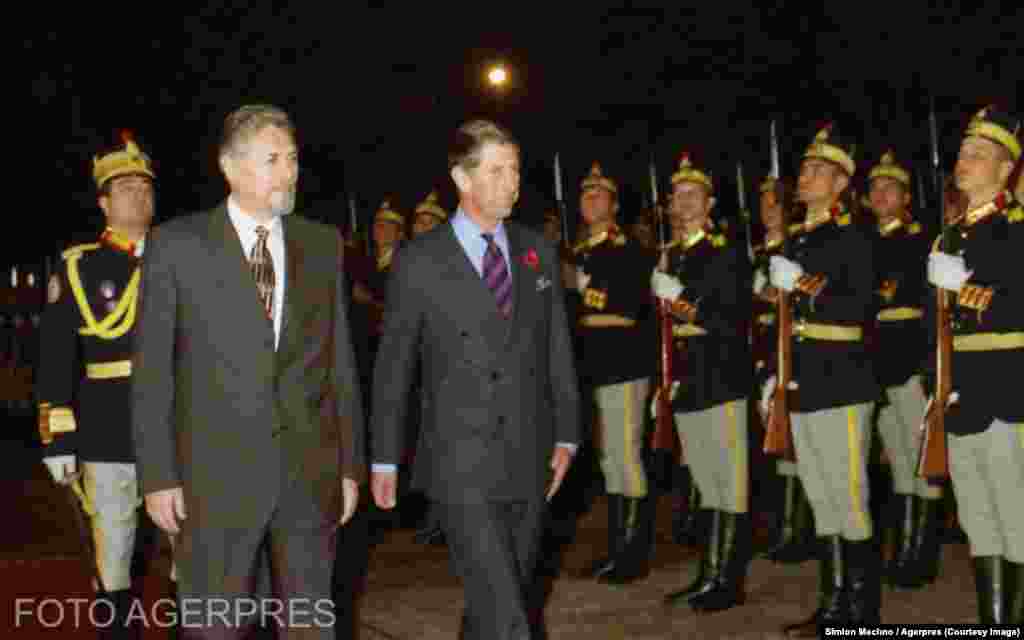 Regele Charles al III-lea, fost prinț de Wales, este primit de&nbsp;președintele de la acea vreme, Emil Constantinescu (stânga), 3 noiembrie 1998. De atunci și până în prezent, fostul prinț de Wales avea să-i întâlnească pe toții șefii de stat ai României de după revoluție. Într-o vizită la Cluj-Napoca, din urmă cu șase ani, el a spus că a început să vină în România începând din anul 1997.