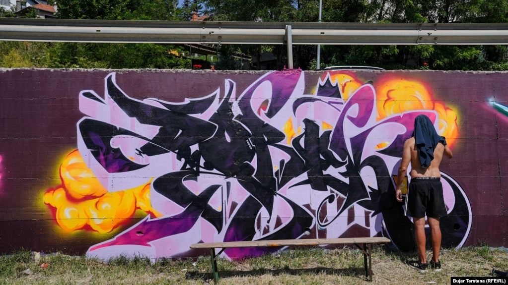 Фестивалът&nbsp; се проведе между 28 до 30 юни. В него участваха 130 художници от 32 държави, които рисуваха своите цветни улични пана в осветена зона близо до гарата в квартал Арберия.